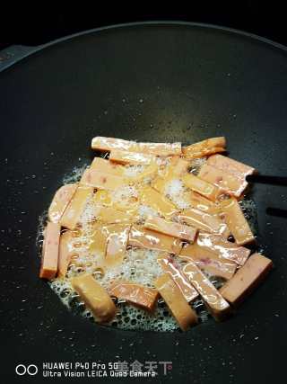 午餐肉炒蒜苔土豆条的做法步骤：8