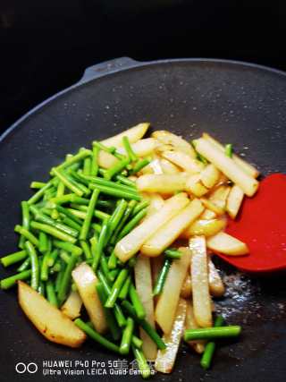 午餐肉炒蒜苔土豆条的做法步骤：11