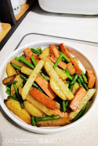 午餐肉炒蒜苔土豆条的做法步骤：15