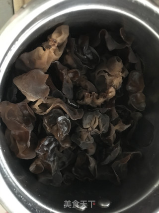 黑木耳炒迟菜心的做法步骤：2