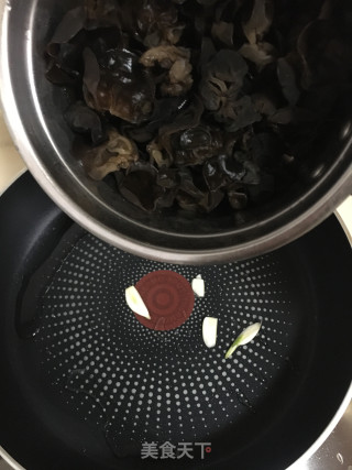黑木耳炒迟菜心的做法步骤：4