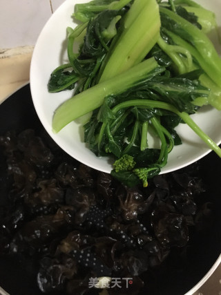 黑木耳炒迟菜心的做法步骤：5