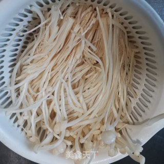 剁椒肉末金针菇的做法步骤：1