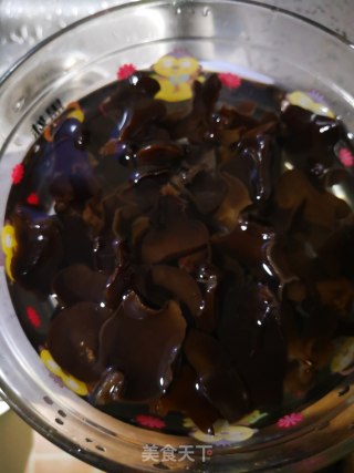 洋葱木耳炒鸡蛋的做法步骤：2