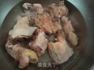 西洋参菌菇滋补鸡汤的做法步骤：1