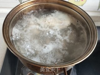 西洋参菌菇滋补鸡汤的做法步骤：2