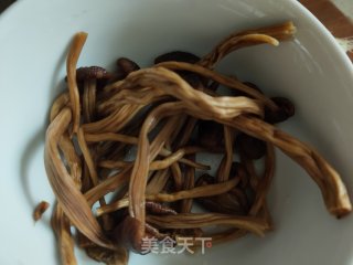 西洋参菌菇滋补鸡汤的做法步骤：5