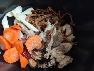 西洋参菌菇滋补鸡汤的做法步骤：9