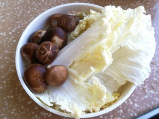 香菇炒白菜的做法步骤：1