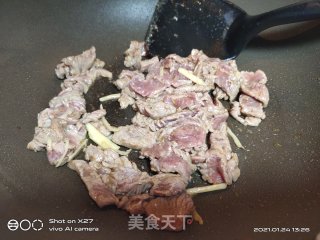 白菜梗炒牛肉的做法步骤：2