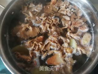 鸡油菌排骨汤的做法步骤：10