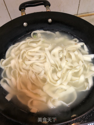 白菜煎蛋拌面的做法步骤：1