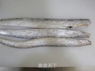 年夜菜干煎带鱼❤️（不腥少油）干炸带鱼做法简单❤️宴客菜的做法步骤：1