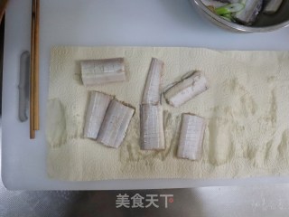年夜菜干煎带鱼❤️（不腥少油）干炸带鱼做法简单❤️宴客菜的做法步骤：4