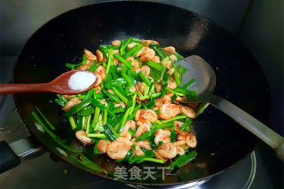 韭菜炒小河虾的做法步骤：9