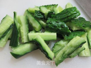 青瓜拌琵琶腿肉的做法步骤：3