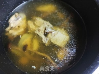 香菇鸡汤面的做法步骤：2