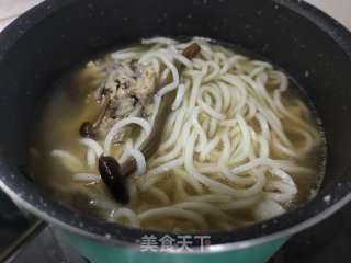 香菇鸡汤面的做法步骤：5