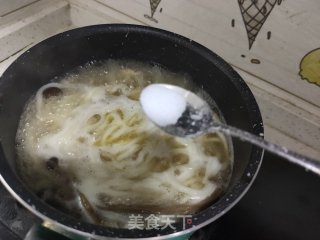 香菇鸡汤面的做法步骤：6