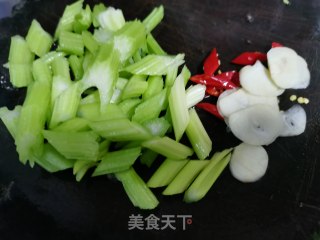 西芹炒腰果的做法步骤：1