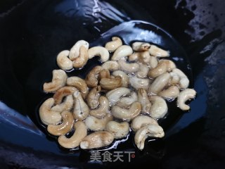 西芹炒腰果的做法步骤：3