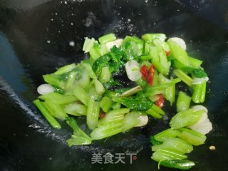 西芹炒腰果的做法步骤：6