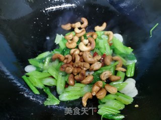 西芹炒腰果的做法步骤：7