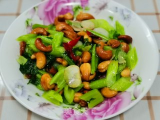 西芹炒腰果的做法步骤：10