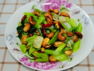 西芹炒腰果的做法步骤：11