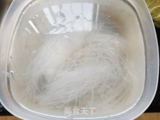 白菜粉丝炖豆腐的做法步骤：1