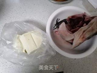 鱼头炖豆腐的做法步骤：1
