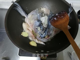 鱼头炖豆腐的做法步骤：4