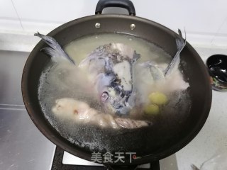 鱼头炖豆腐的做法步骤：5