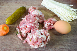 酸黄瓜蒸肉饼的做法步骤：1