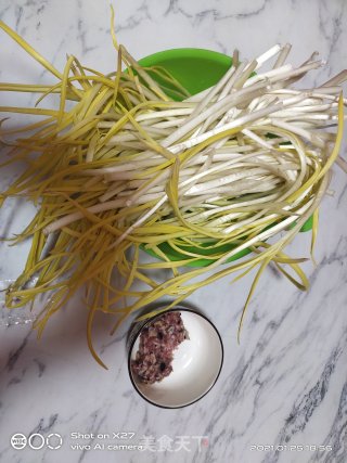 香菇肉末炒韭黄的做法步骤：1