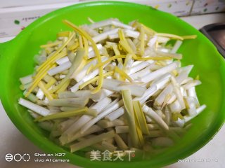香菇肉末炒韭黄的做法步骤：3