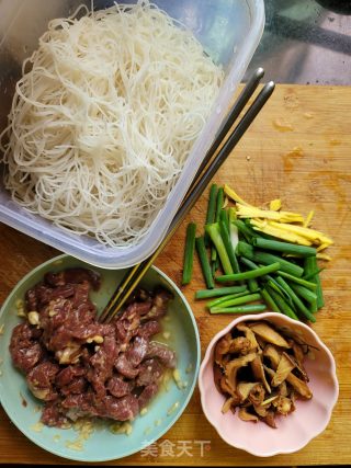 香菇牛肉炒米粉的做法步骤：1