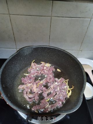 香菇牛肉炒米粉的做法步骤：4