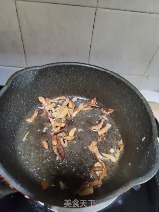 香菇牛肉炒米粉的做法步骤：7