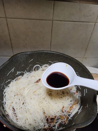 香菇牛肉炒米粉的做法步骤：9
