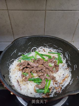 香菇牛肉炒米粉的做法步骤：10