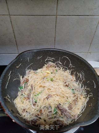 香菇牛肉炒米粉的做法步骤：11