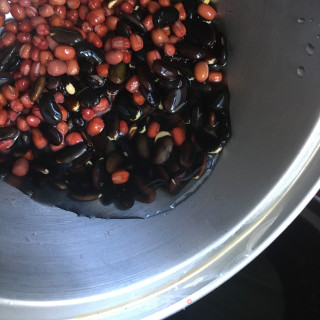 黑豆红豆糯米稀饭的做法步骤：4
