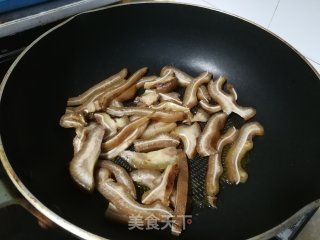 猪耳朵炒包菜的做法步骤：4