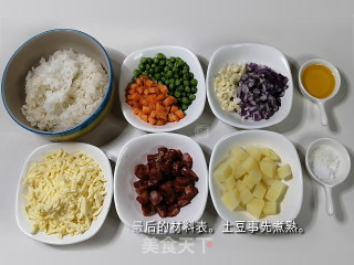 微波炉腊肠奶酪焗饭的做法步骤：1