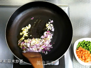 微波炉腊肠奶酪焗饭的做法步骤：2