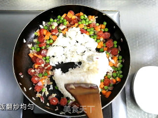 微波炉腊肠奶酪焗饭的做法步骤：4