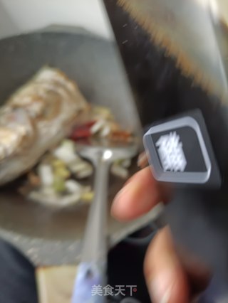 红烧鲈鱼的做法步骤：7