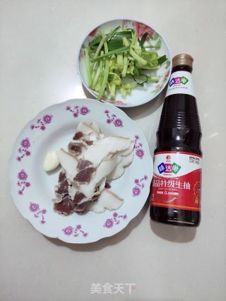 红红火火——芹菜炒腊肉的做法步骤：1