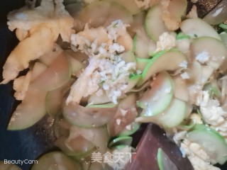 西葫芦炒鸡蛋的做法步骤：8
